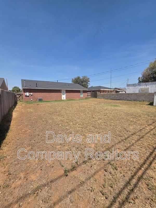 Building Photo - 707 Devonian Dr