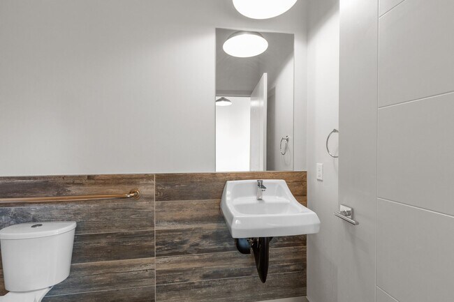Building Photo - Stylish 3 BR/ 2/5 BA townhouse in Seattle