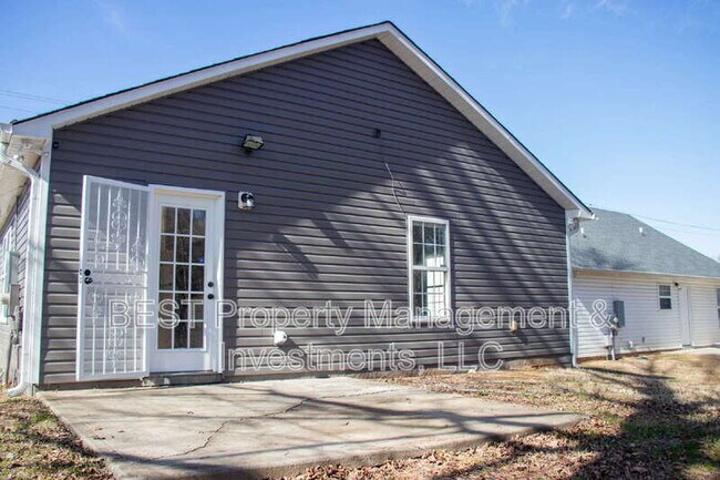 Building Photo - 3225 Lasalle St