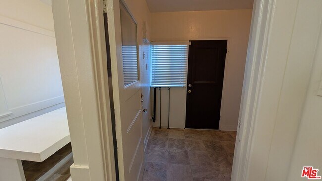 Building Photo - 1153 W 39th St