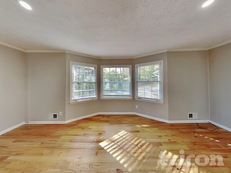 Building Photo - 361 Willow Glenn Dr