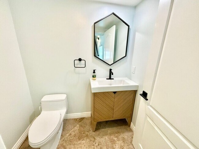 Building Photo - Hollywood Beach | Oxnard | 3 Bed + 3.5 Bat...