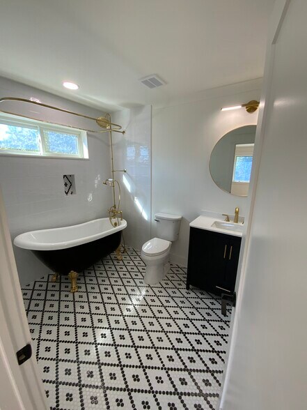 Ensuite Bath - 116 3rd Ave