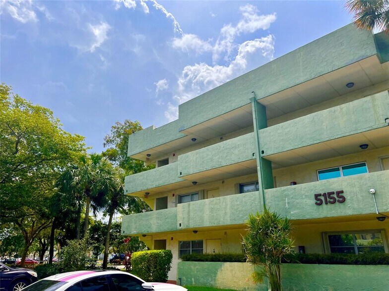 Building Photo - 5155 E Sabal Palm Blvd