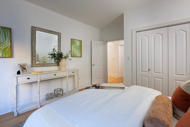 *Pictures are representative samples of the advertised unit. In some cases, the actual units you to - 32 S Huntington Ave