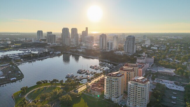 Building Photo - 1234 Beach Dr NE