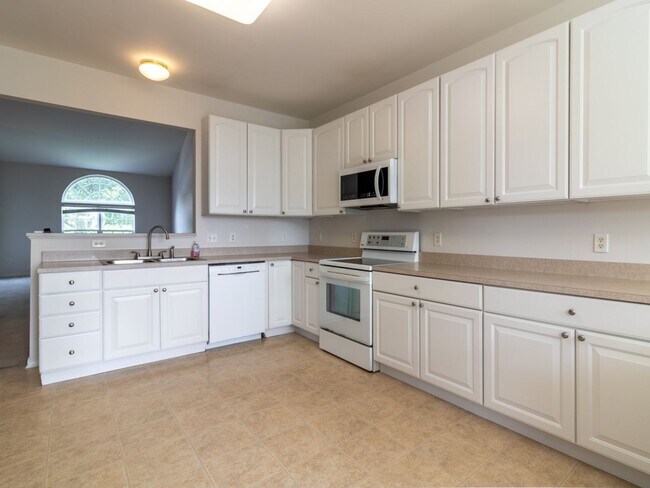 Building Photo - Spacious Unfurnished 3-BR, 2.5-BA year-rou...