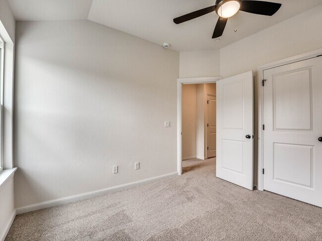 Building Photo - Luxury, Zero Maintenance Living in Edmond!