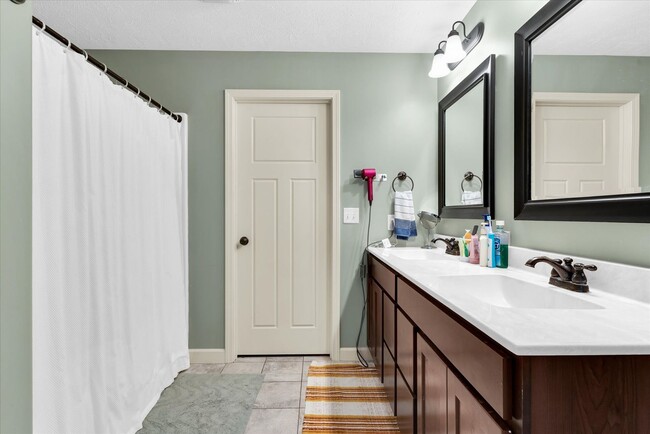 Building Photo - 2 story 4 bedroom 3.5 bath