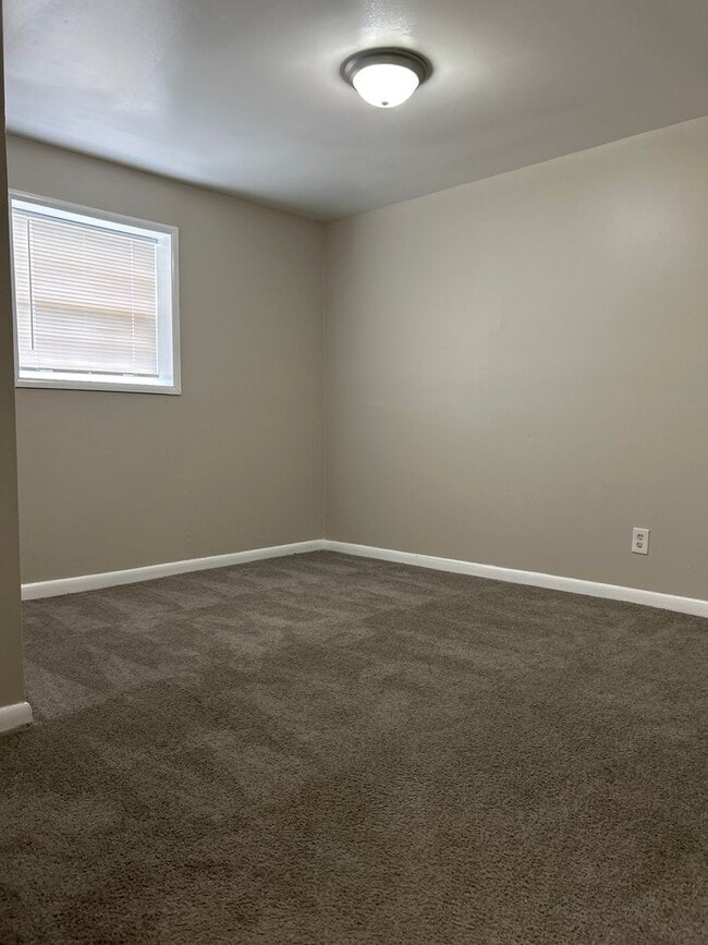 Building Photo - 4 Bed 2 Bath in Atlanta!