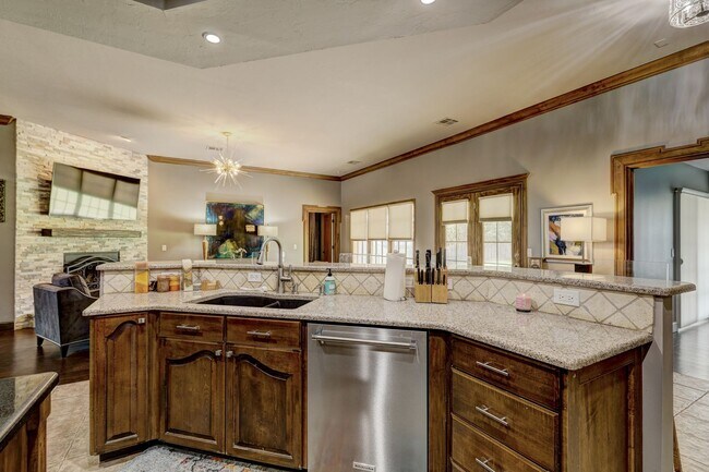 Building Photo - Luxury home in Oak Tree Park with a pool/tennis court/playground/walking trails - Edmond North Hi...
