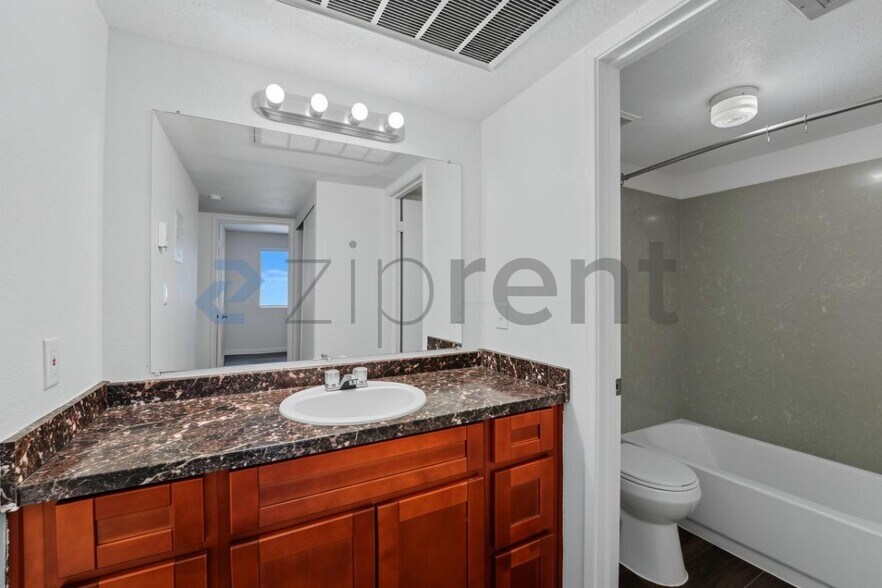 Building Photo - Unit 411