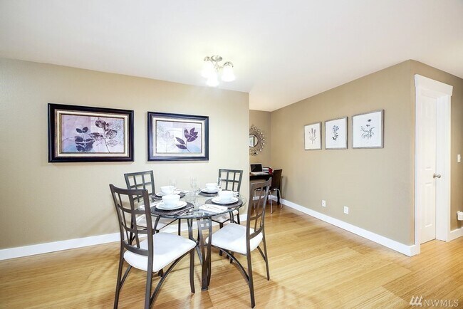 Building Photo - AVAILABLE AUGUST 1ST >> Beautiful Fully Remodeled 2BR/1BA Condo in Seattle!