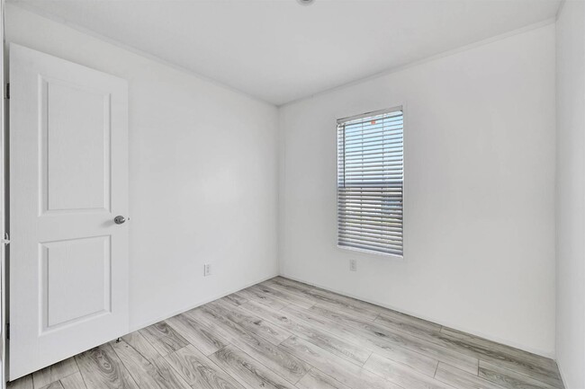 Building Photo - 2410 Skyview St