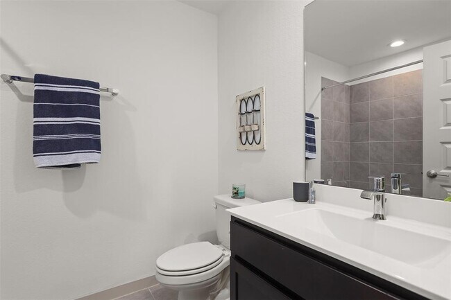 Building Photo - 2709 Golden Palms Ln