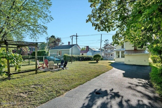 Building Photo - 138 Elm St