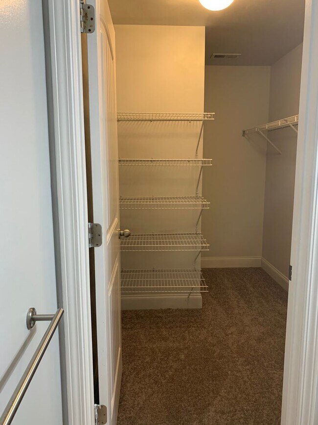 Building Photo - Lovely Eastside Townhome Condo Near Vet School- 3BR/3BATH!