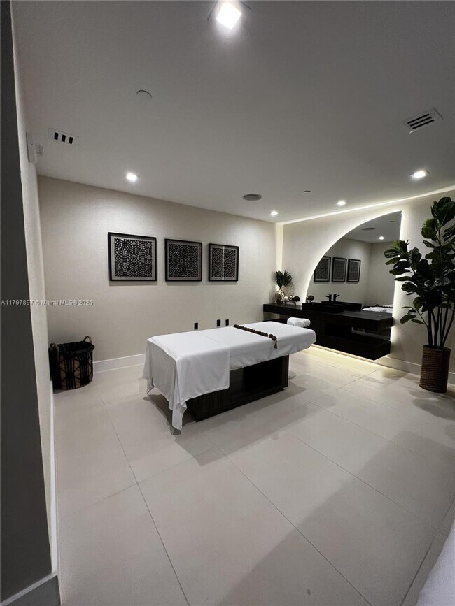 Building Photo - 15901 Collins Ave