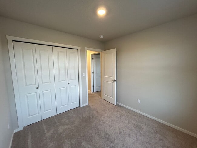 Building Photo - 3 Bedroom / 2.5 Bathroom Townhouse in NW R...