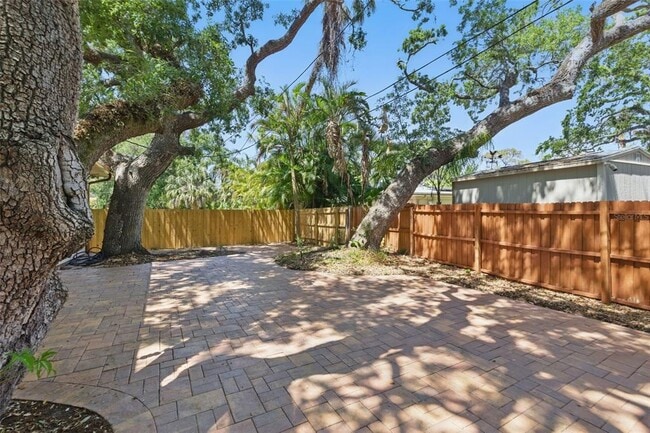 Building Photo - 4926 Camellia Way S