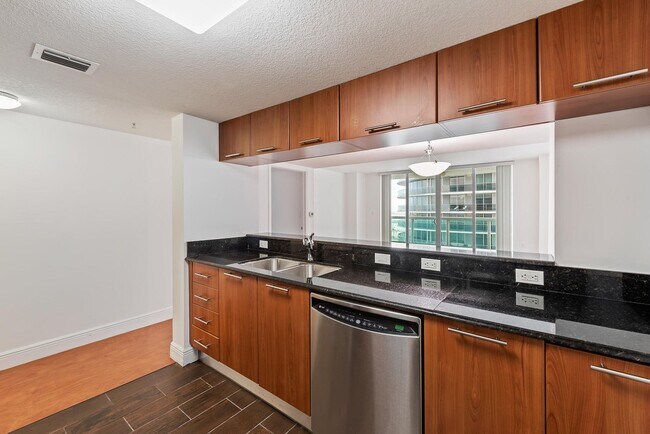 Building Photo - 1800 N Bayshore Dr