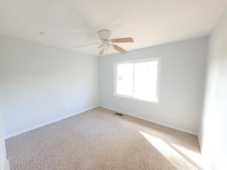 Building Photo - 2201 Windcrest Dr