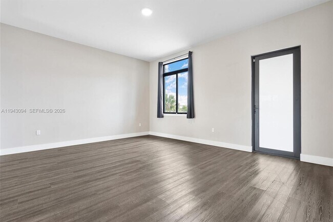 Building Photo - 444 E 16th St