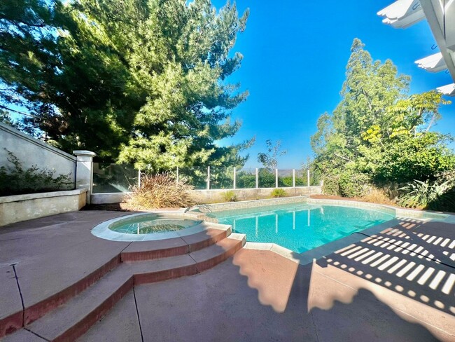 Building Photo - **3 Bedroom + Den & 3 bathroom Pool Home w...