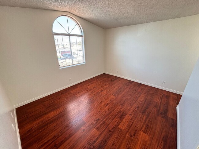 Building Photo - Cute 3Bed/2Bath, 2-Story Home located in t...
