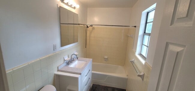 Building Photo - 637 Stiles Ave