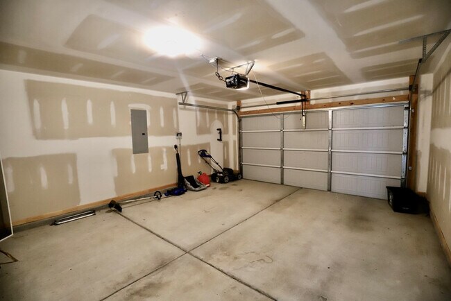 Building Photo - 3680 Moseley Dr