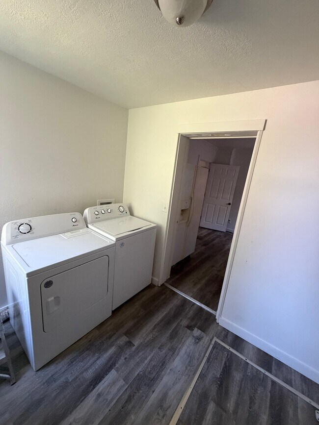 Building Photo - 413 S Montana St