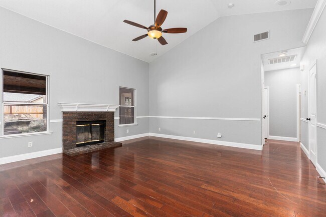 Building Photo - Gorgeous 3 bd. & 2 bath Home with a pool i...