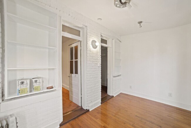 Building Photo - Available Now!  // 3bedroom 2.5 bathroom C...