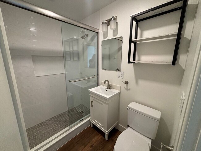 Building Photo - Spacious 3 bedroom 2 bath