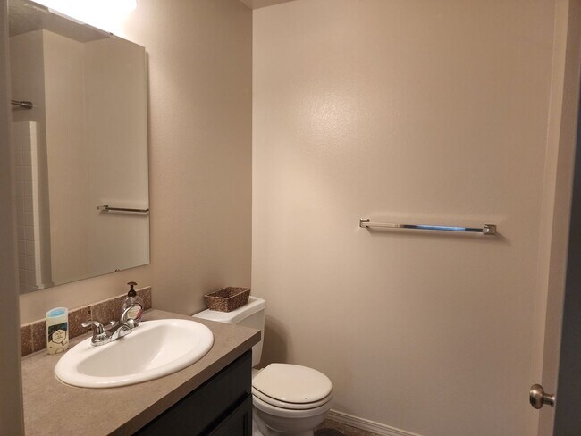 Building Photo - Beautiful 3 bedroom, 2.5 bathroom home with loft  in West Boise. Great floor plan that has everyt...