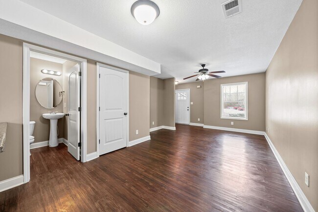 Building Photo - Pet Friendly Two Bedroom!