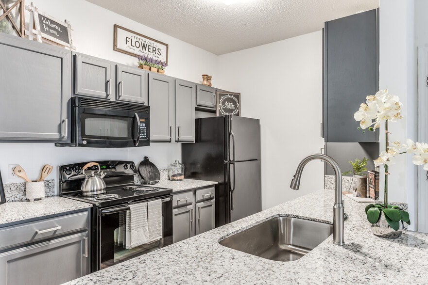 2BD, 2BA - 1150SF - Kitchen - Woodland Pines