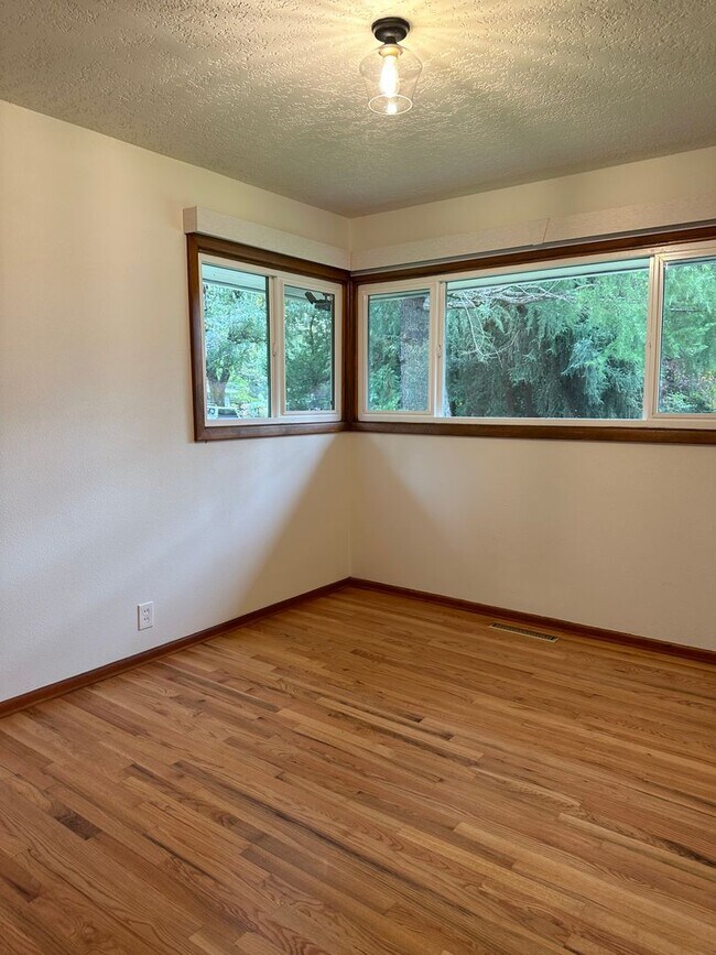 Building Photo - GORGEOUS RANCH STYLE HOME ON HUGE MANICURED LOT IN GARDEN HOME IN SW PORTLAND