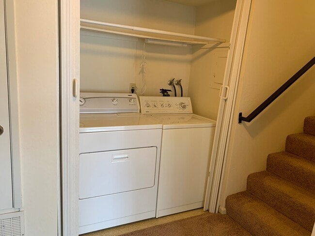 Building Photo - Spacious 2 bed/1.5 bath condo in Martinez