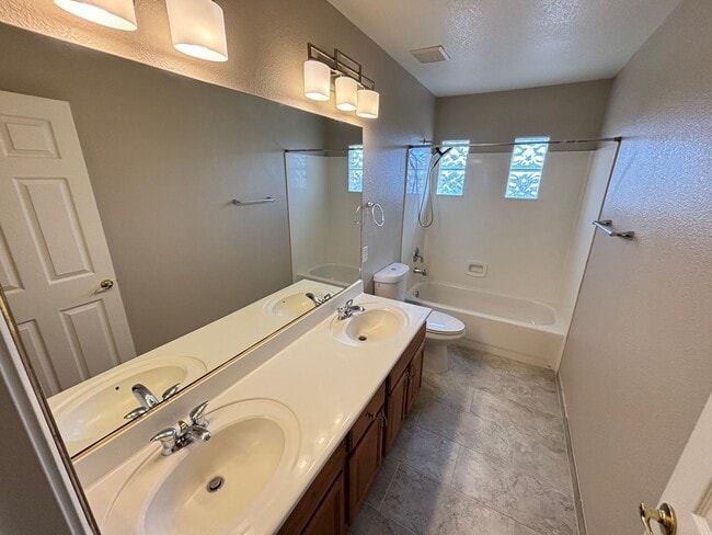 Building Photo - Beautiful two-story home with 4 BED / 2.5 BATH w Loft located in Henderson Nevada!