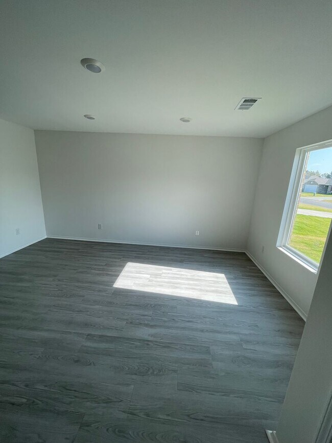 Building Photo - 3 Bedroom, 2 Bathroom Home