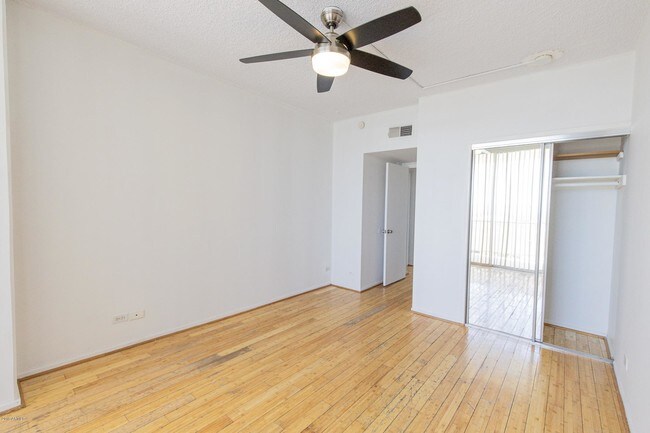 Building Photo - 207 W Clarendon Ave