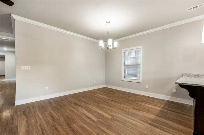 Building Photo - 815 NE Hts Ln