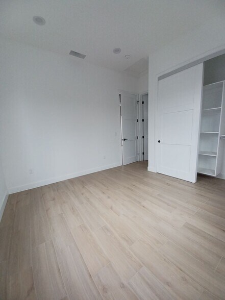 Building Photo - 319 E Ramona St