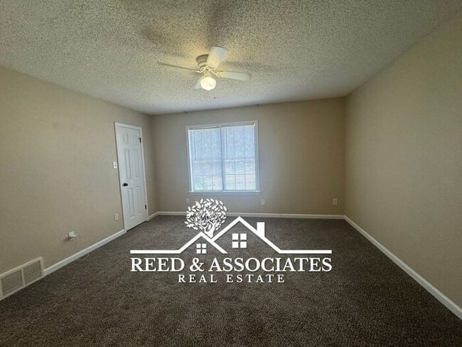 Building Photo - 2 Bedroom Townhome in Southeast Area