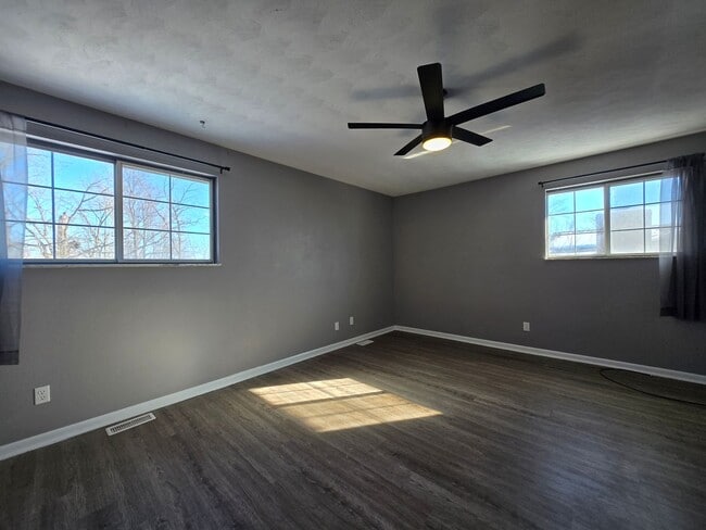 Building Photo - Spacious 5-Bedroom Family Home