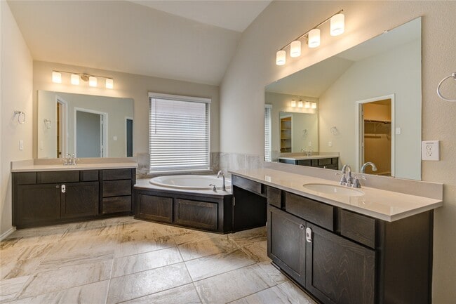 Building Photo - 4727 Crest Hill Dr