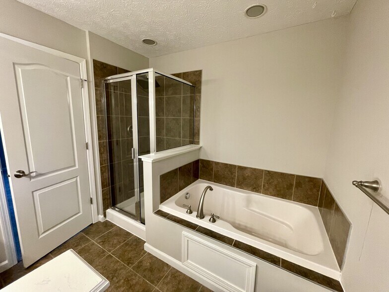 master bath - 6143 Halton Pl