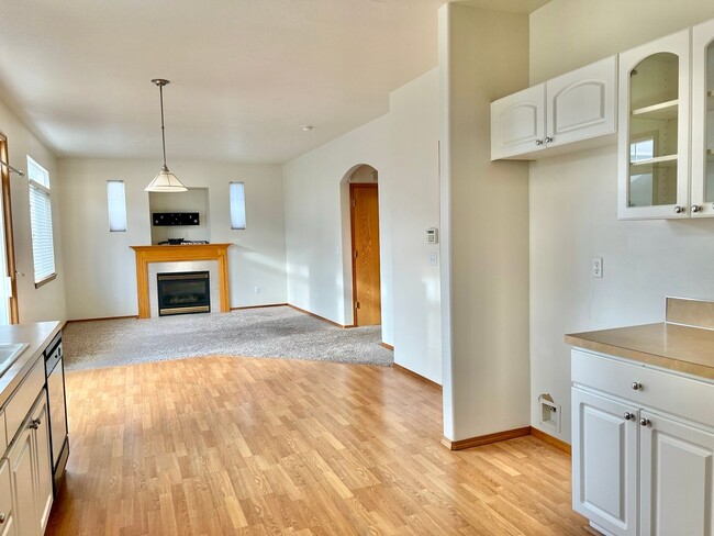 Building Photo - Excellent Location in Fishers Landing near...